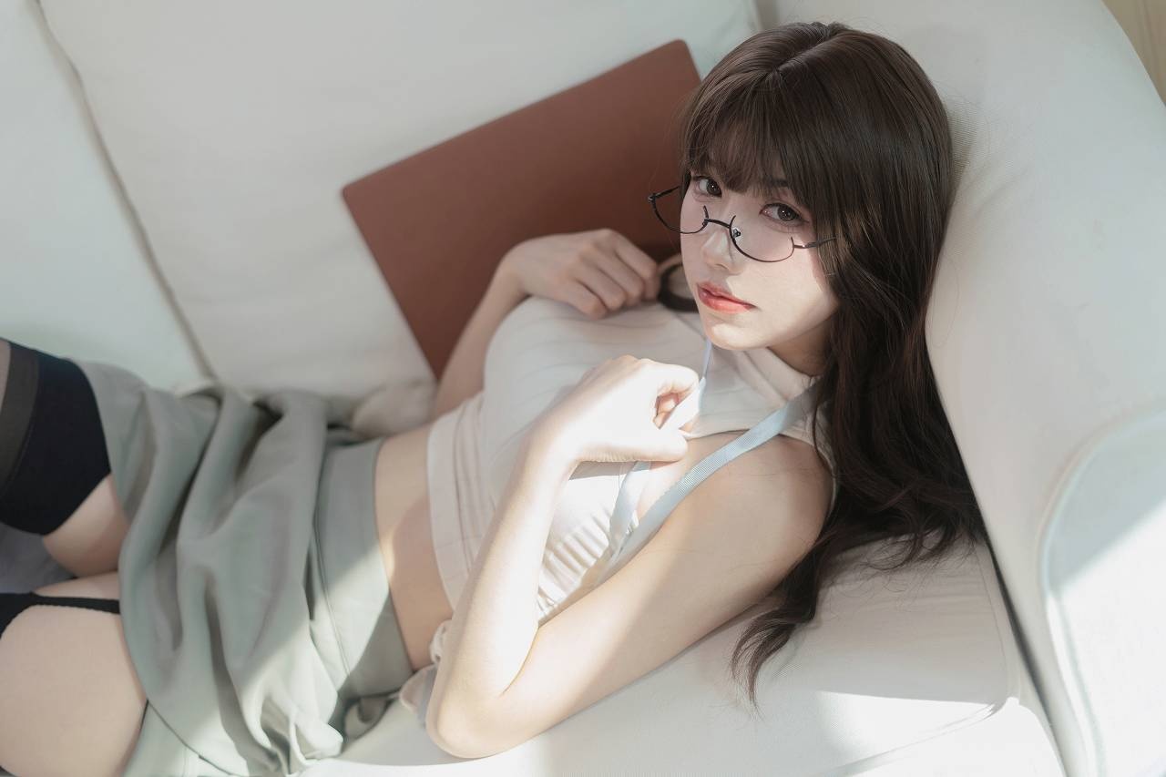 COSER衣衣 – 小秘书(30P/311MB)